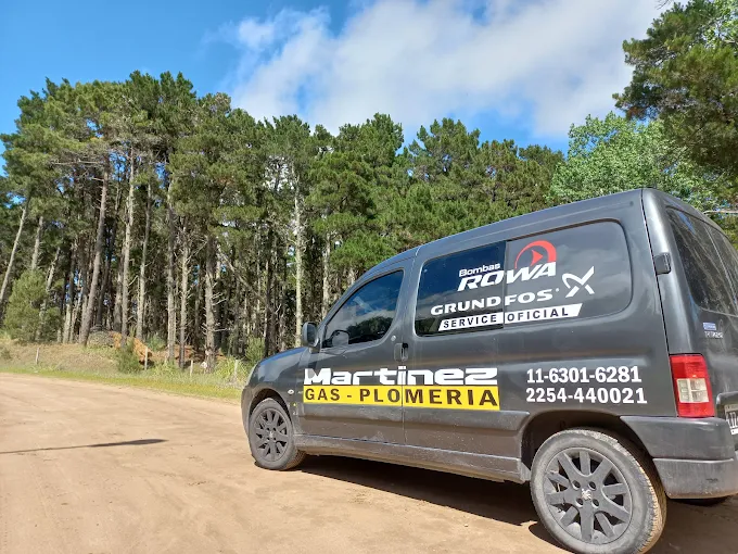 Vehículo de Martínez Gas-Plomería, service oficial Rowa y Grundfos, en Pinamar